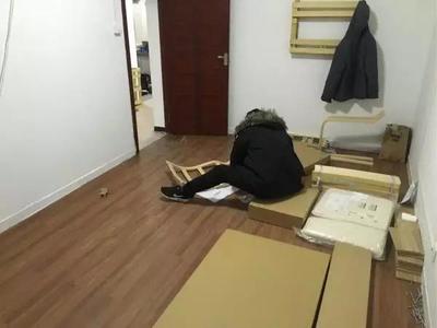 理工男花4800元改造出租房，房東欲嫁女，家具安裝成佳話(huà)