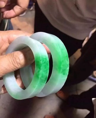 一條色帶貫穿翡翠原石,圍觀者高喊"要的就是它"!